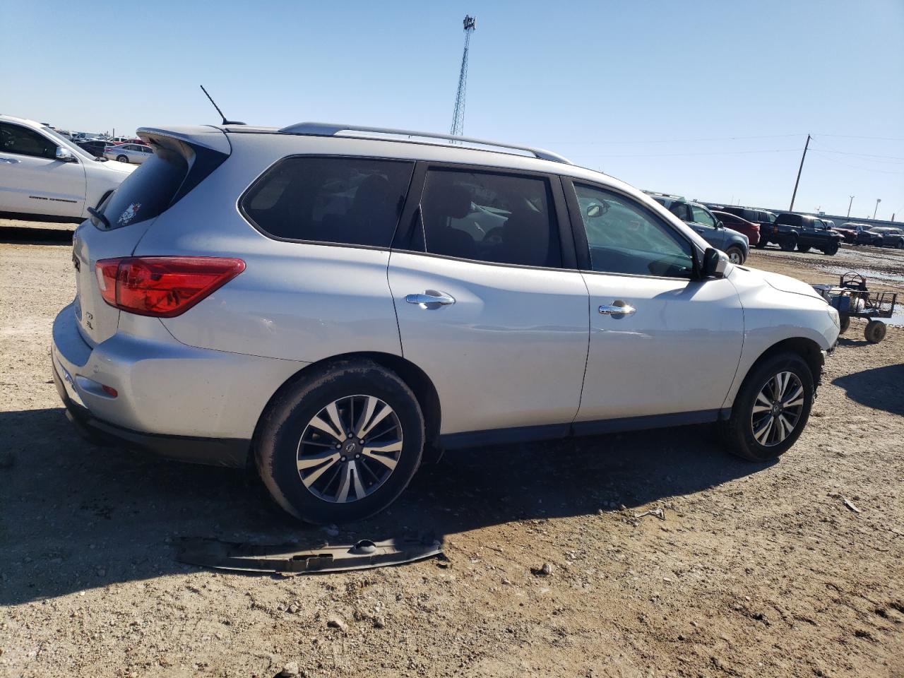2017 Nissan Pathfinder - Image 3