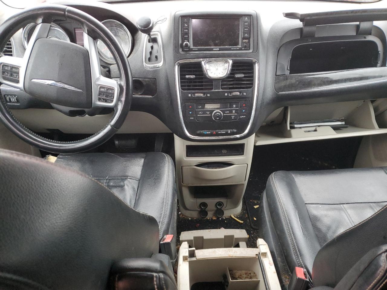 2013 Chrysler Town & Country - Image 8