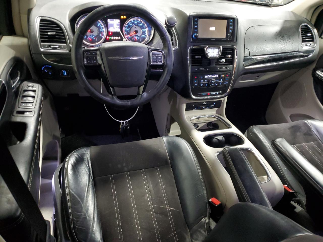 2014 Chrysler Town & Country - Image 8