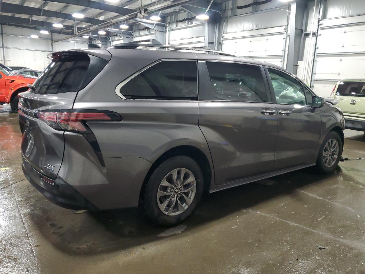 2022 Toyota Sienna - Image 3