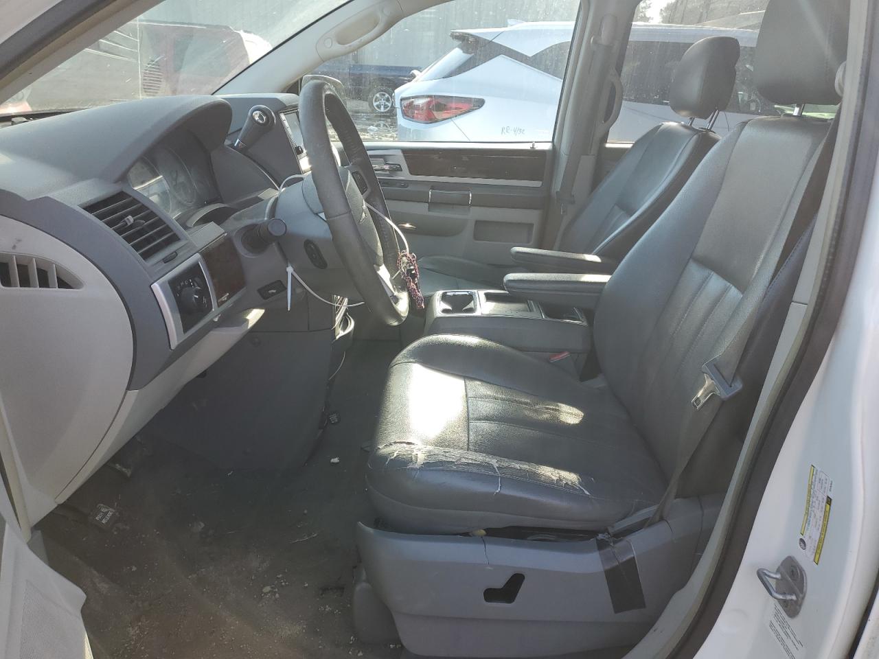 2010 Chrysler Town & Country - Image 7