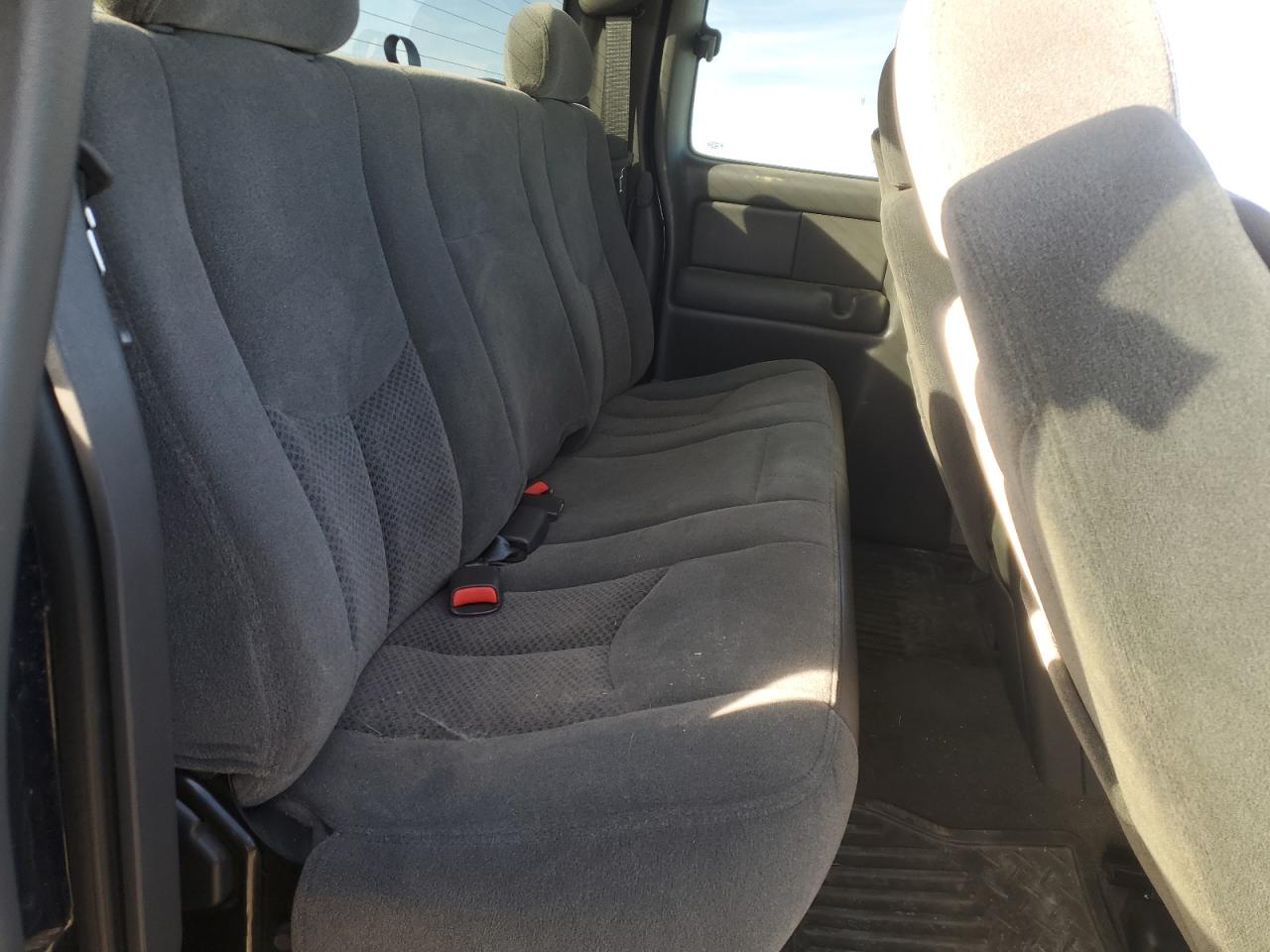 2004 Chevrolet Silverado - Image 10