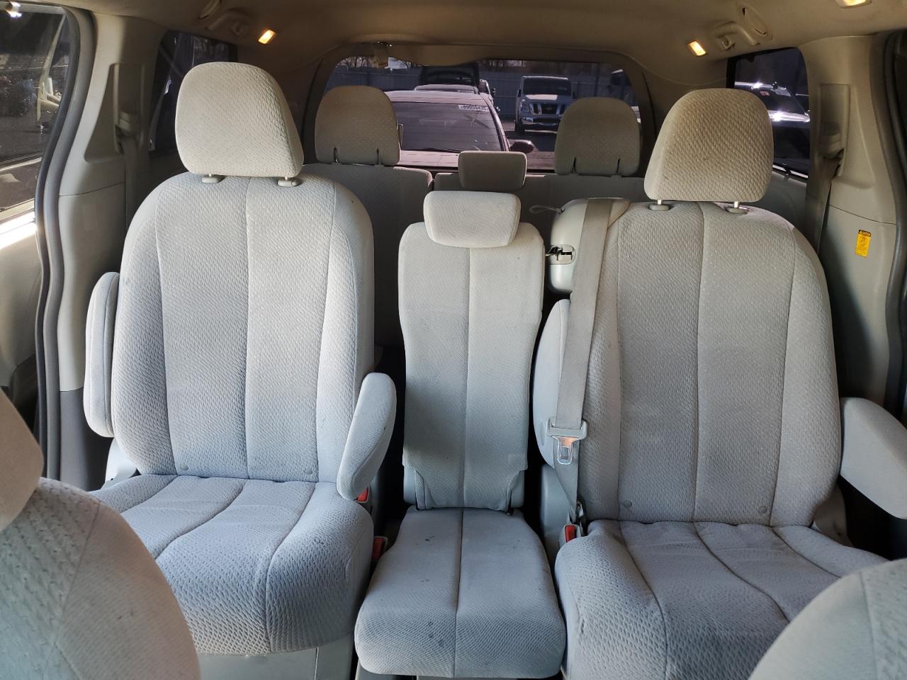 2011 Toyota Sienna - Image 10