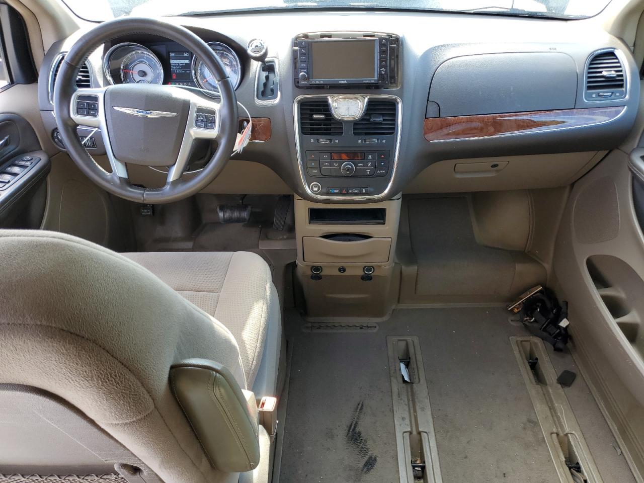 2011 Chrysler Town & Country - Image 8