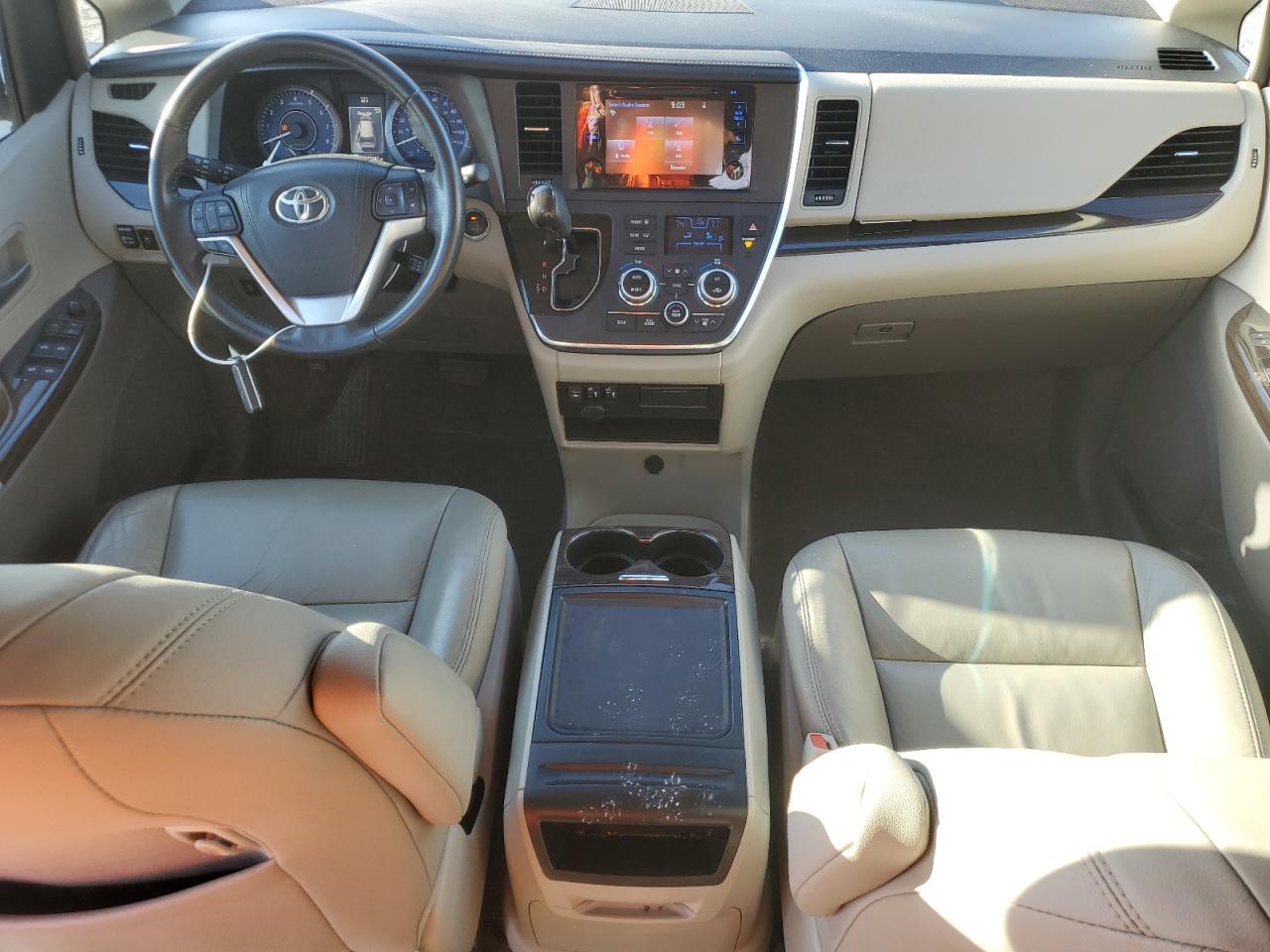 2017 Toyota Sienna - Image 8