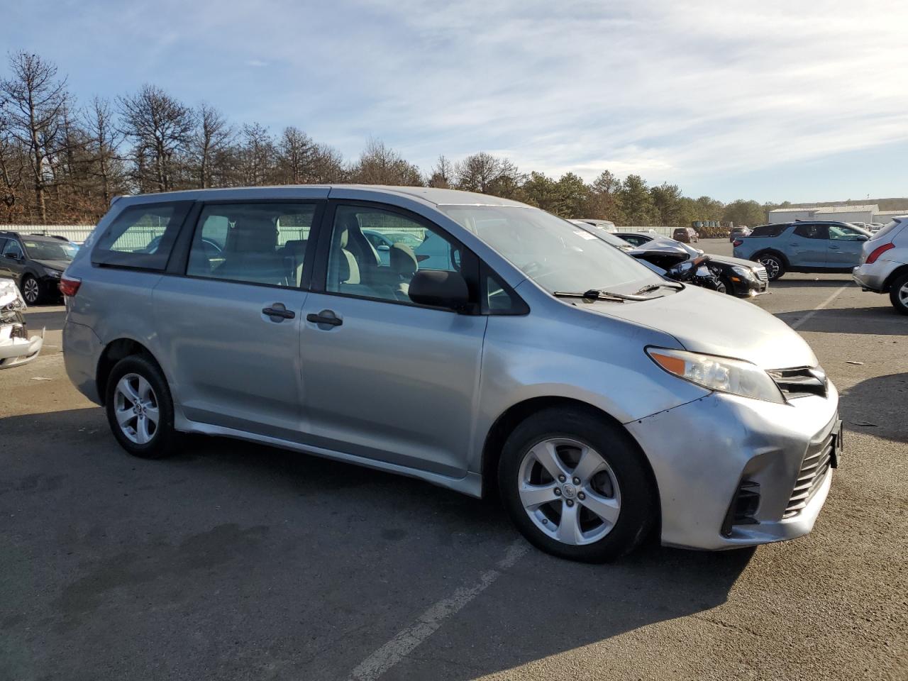 VIN 5TDZZ3DC9JS910733 2018 TOYOTA SIENNA no.4