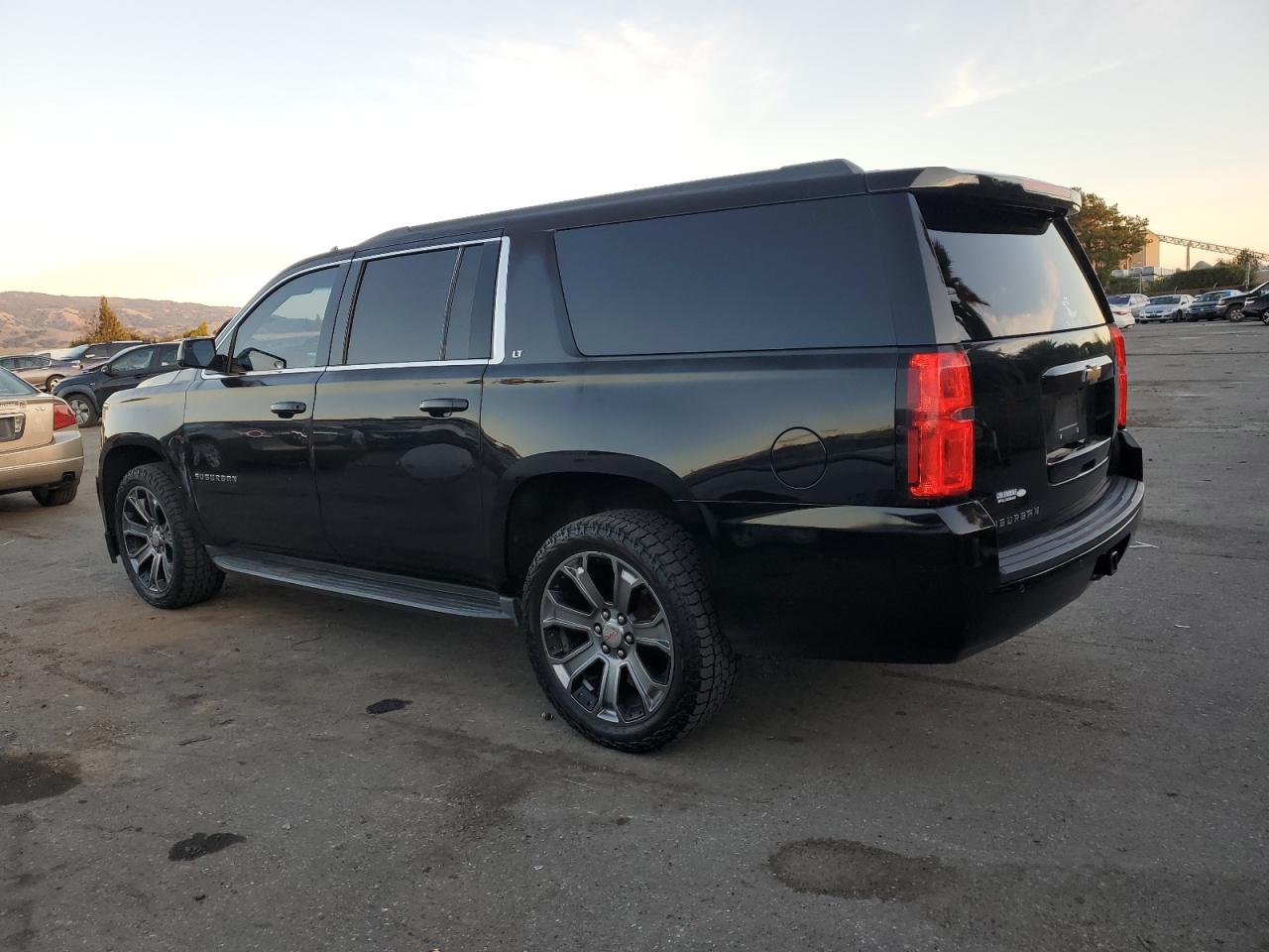 VIN 1GNSKJKC6FR665769 2015 CHEVROLET SUBURBAN no.2