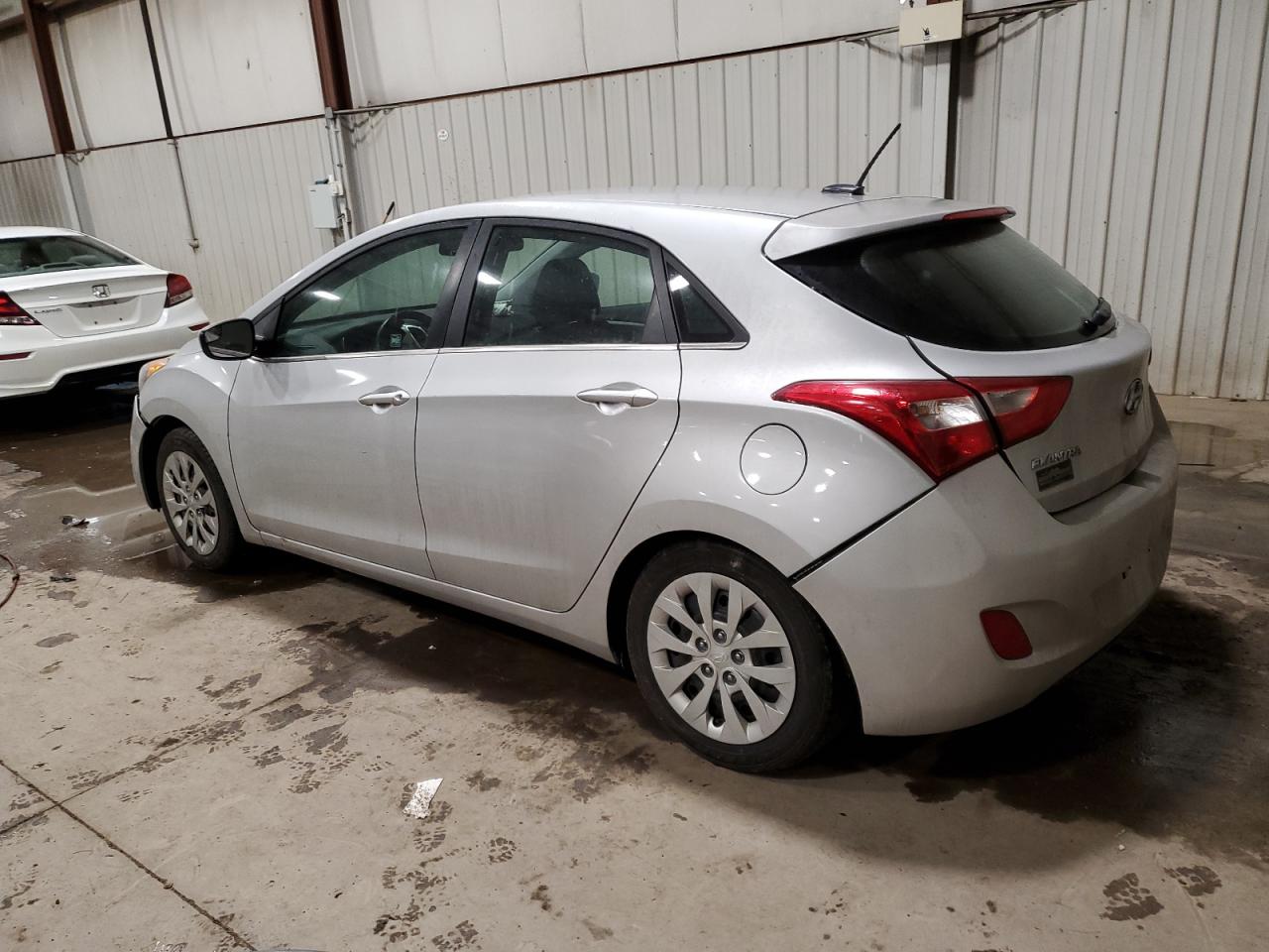 2016 Hyundai Elantra - Image 2