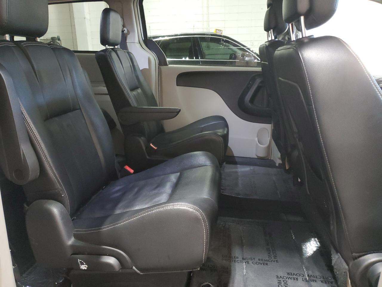 2016 Chrysler Town & Country - Image 11