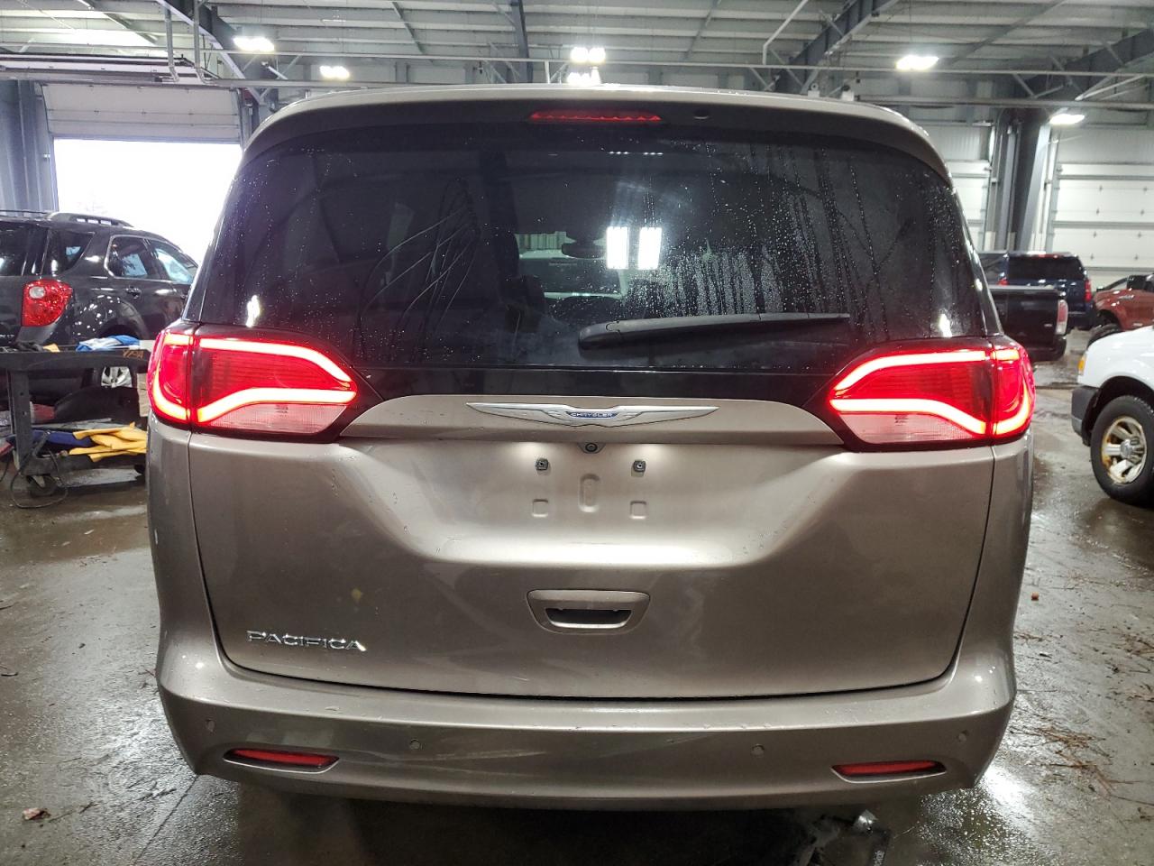 2017 Chrysler Pacifica - Image 6