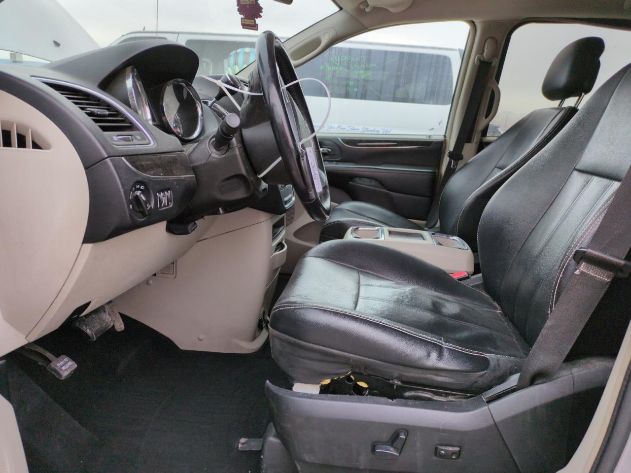 2014 Chrysler Town & Country - Image 7