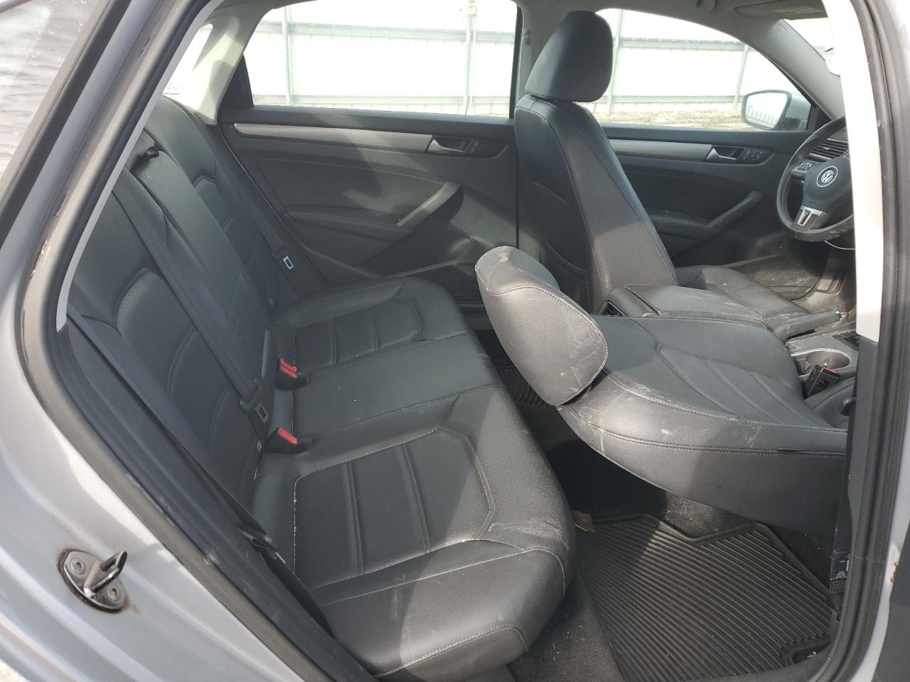 2014 Volkswagen Passat - Image 10