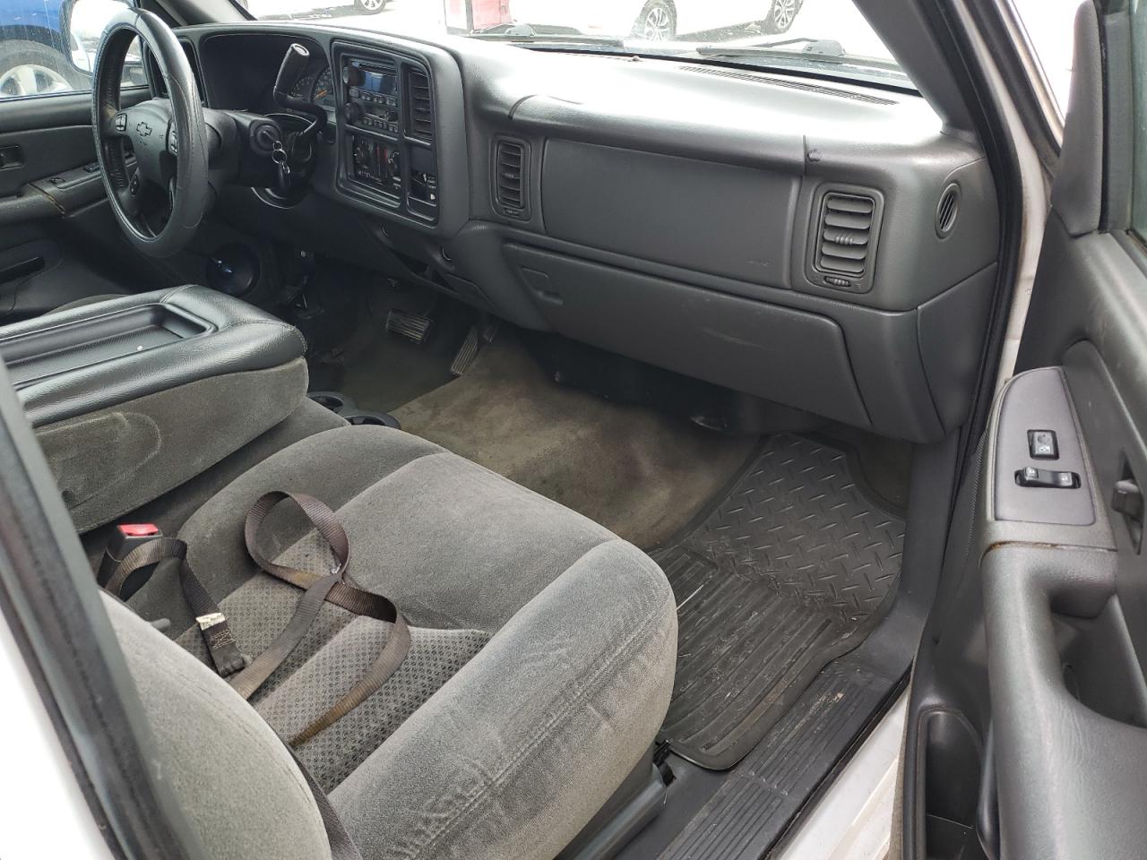 2004 Chevrolet Silverado - Image 8