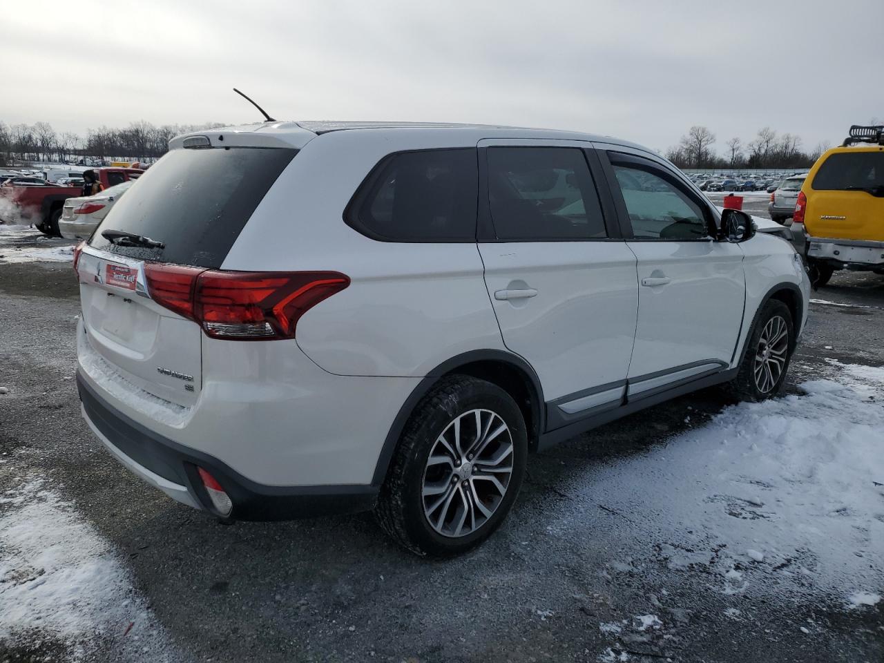 2016 Mitsubishi Outlander - Image 3