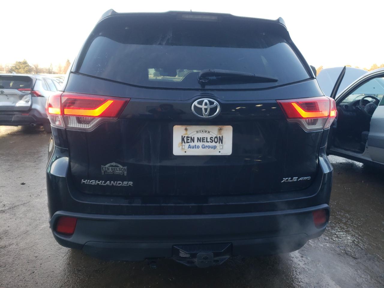 2017 Toyota Highlander - Image 6