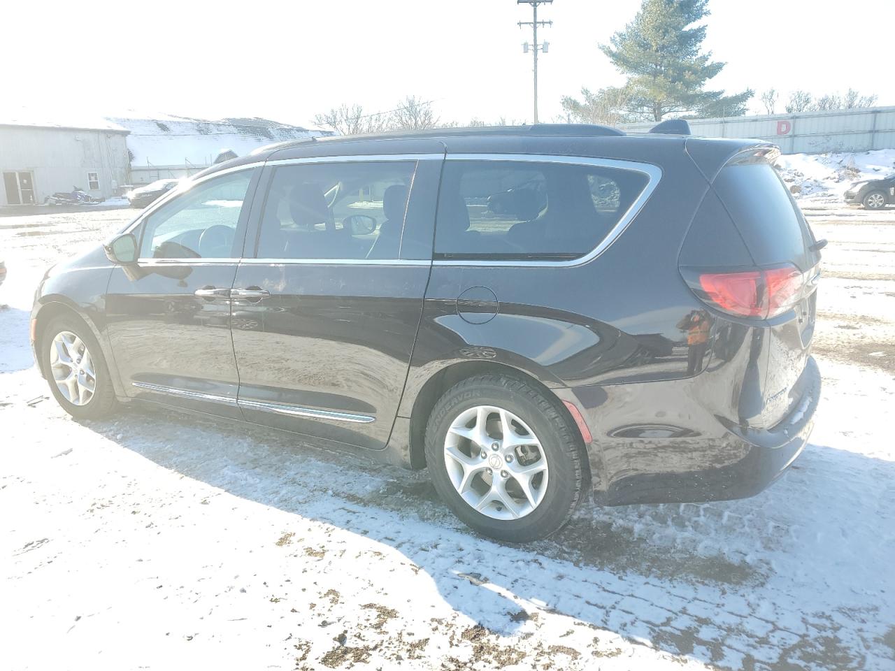 2017 Chrysler Pacifica - Image 2