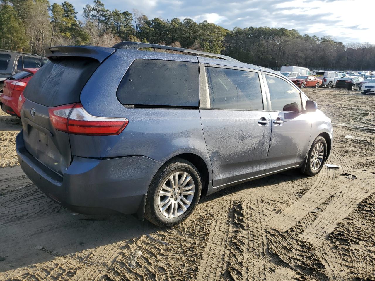 2017 Toyota Sienna - Image 3