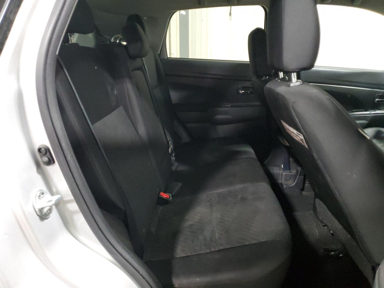 2013 Mitsubishi Outlander - Image 12