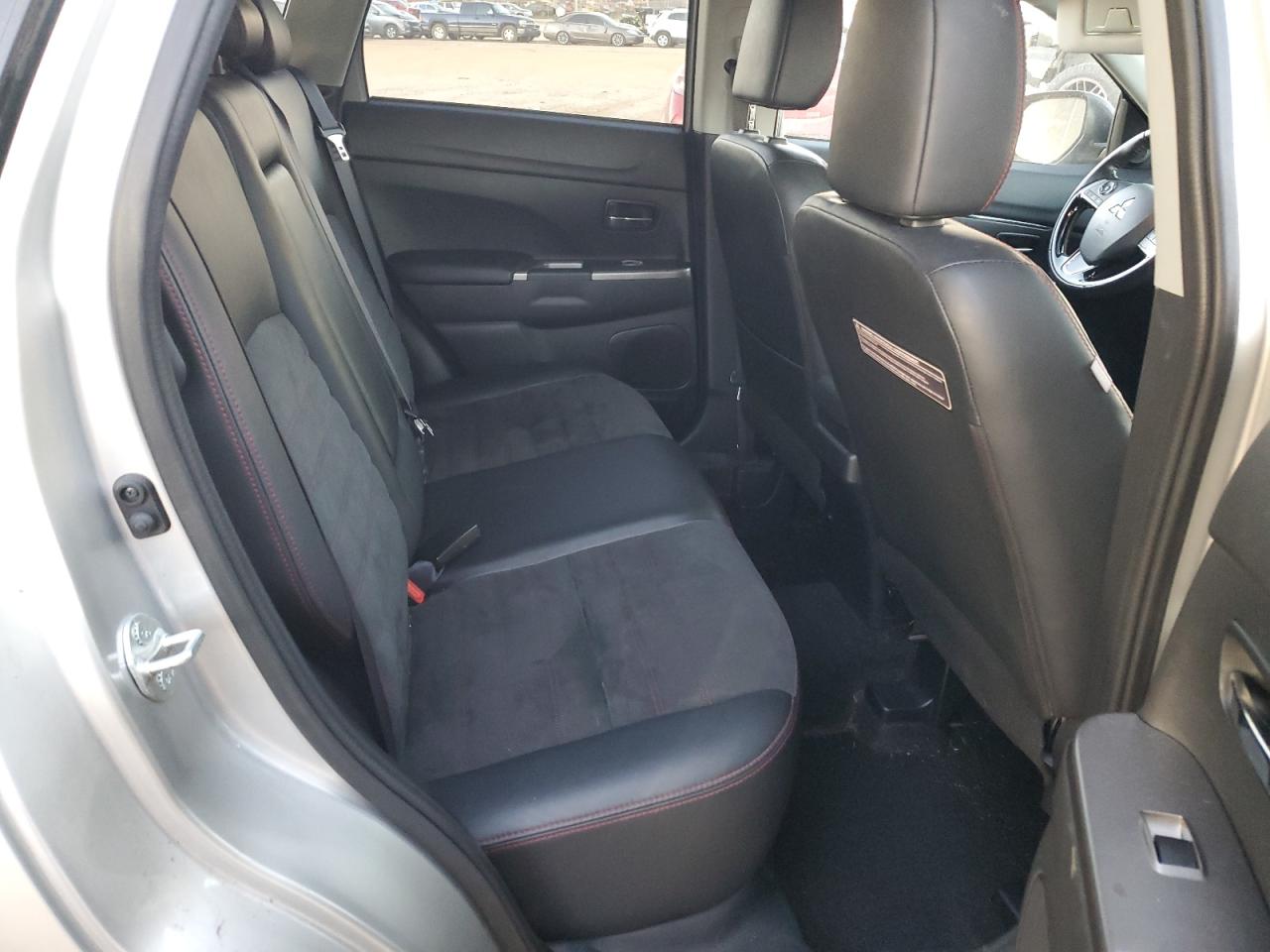 2018 Mitsubishi Outlander - Image 11