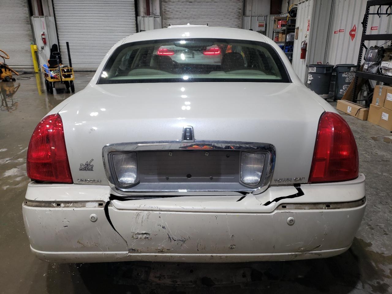 2004 Lincoln Town Car Ultimate VIN: 1LNHM83W04Y649628 Lot: 87295564