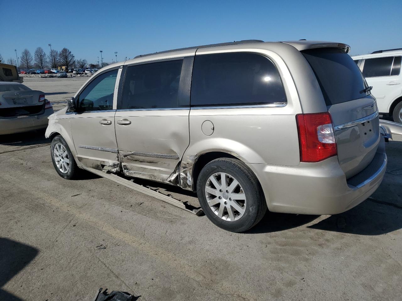 2016 Chrysler Town & Country - Image 2