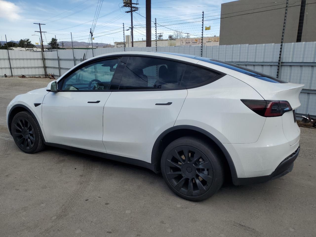 VIN 7SAYGDEE8PA026562 2023 TESLA MODEL Y no.2