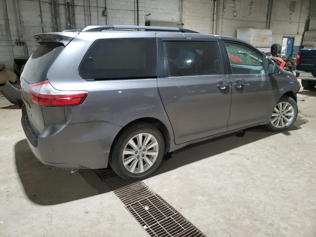 2015 Toyota Sienna - Image 3