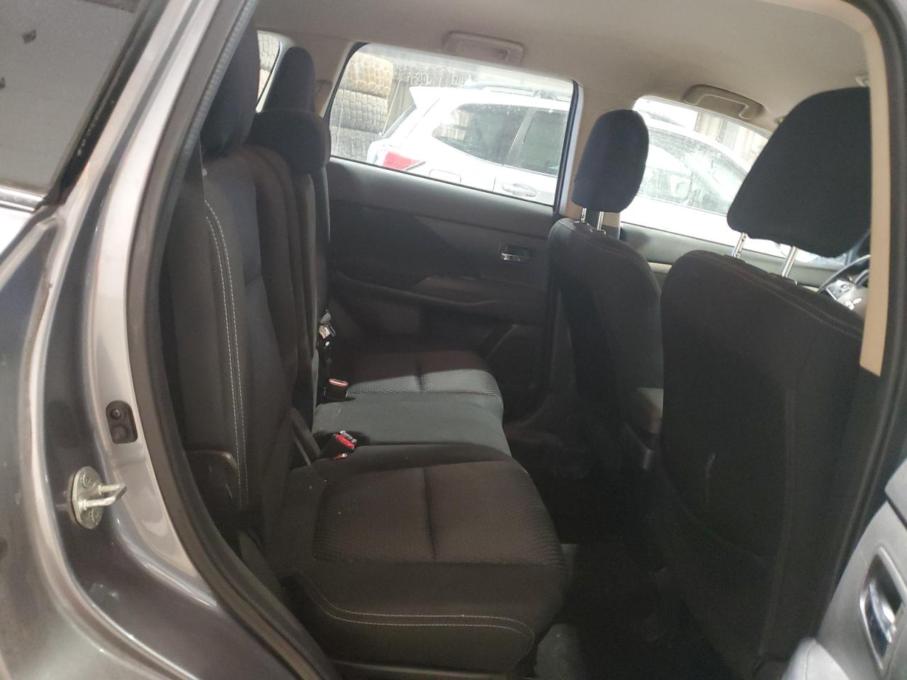 2016 Mitsubishi Outlander - Image 11