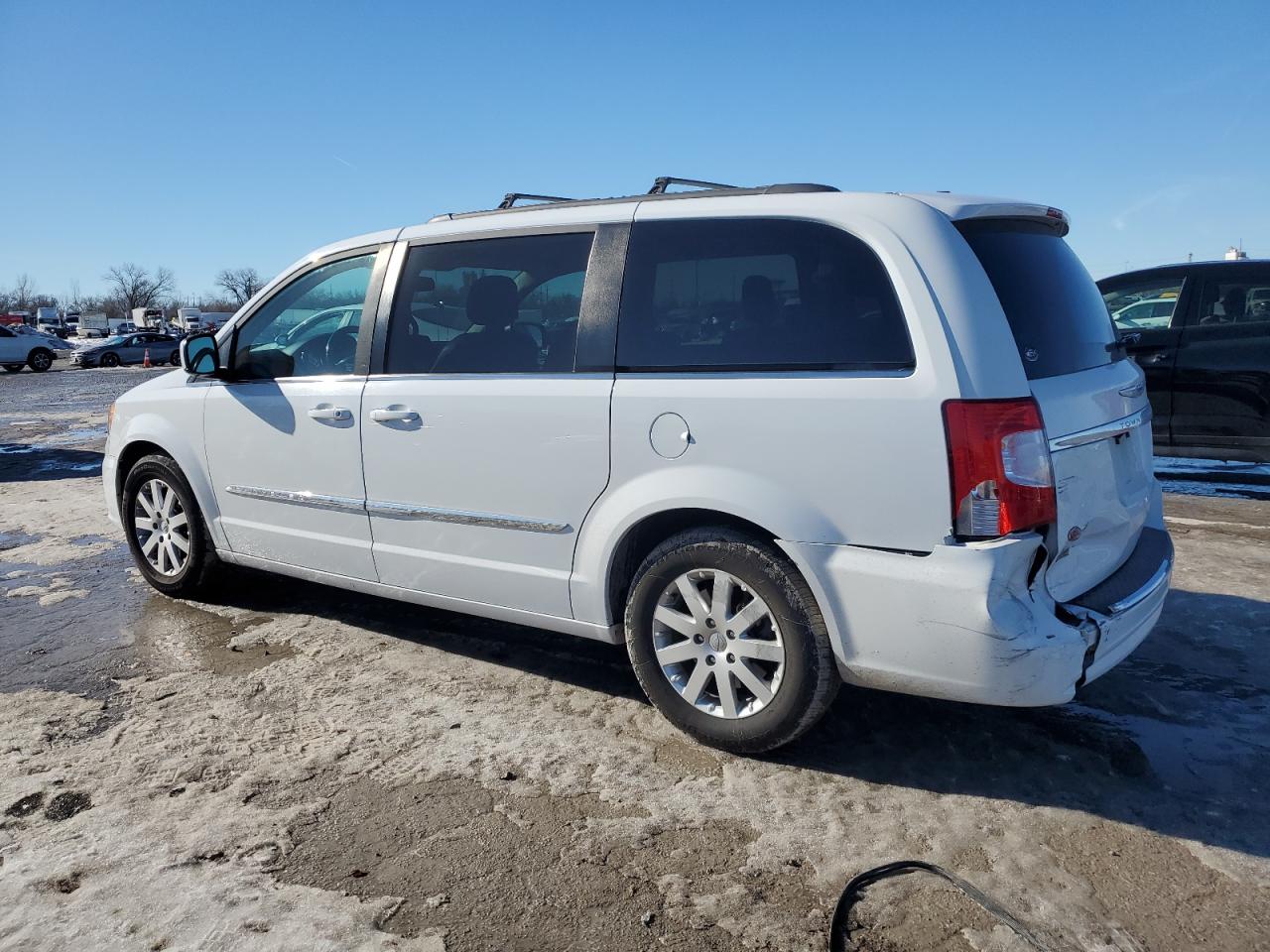 2016 Chrysler Town & Country - Image 2