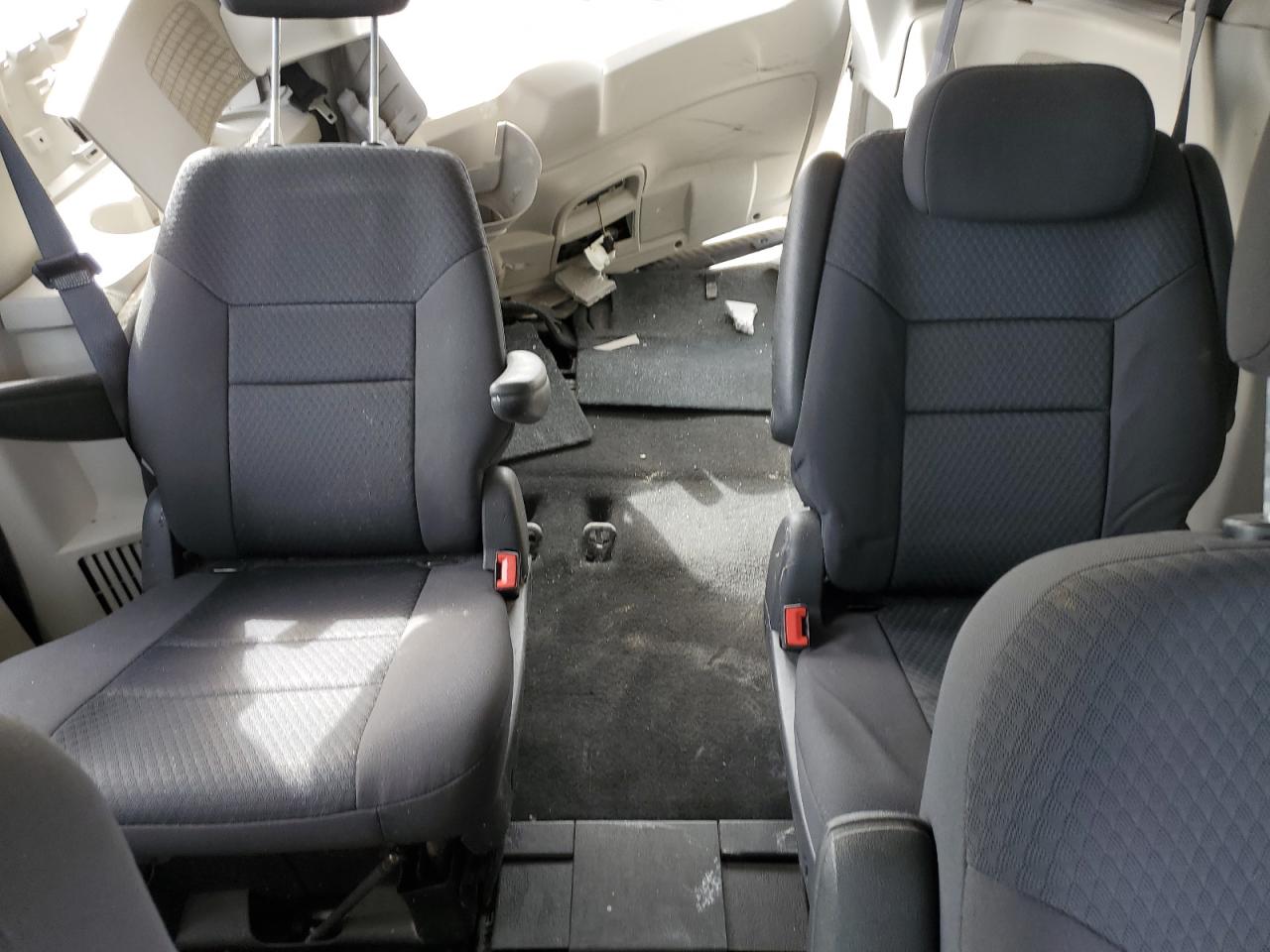 2010 Dodge Caravan - Image 10