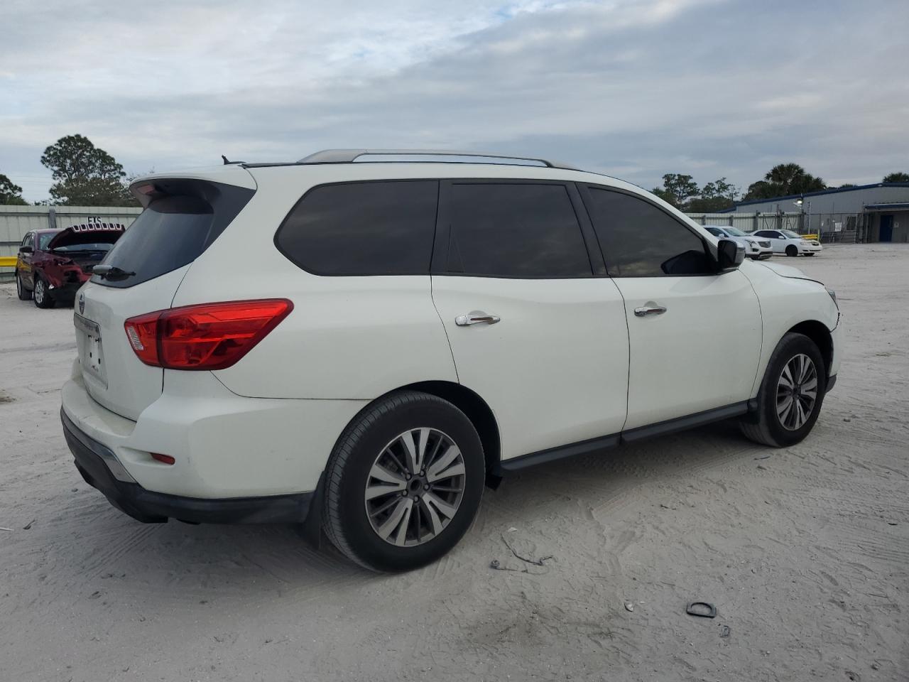 2017 Nissan Pathfinder - Image 3
