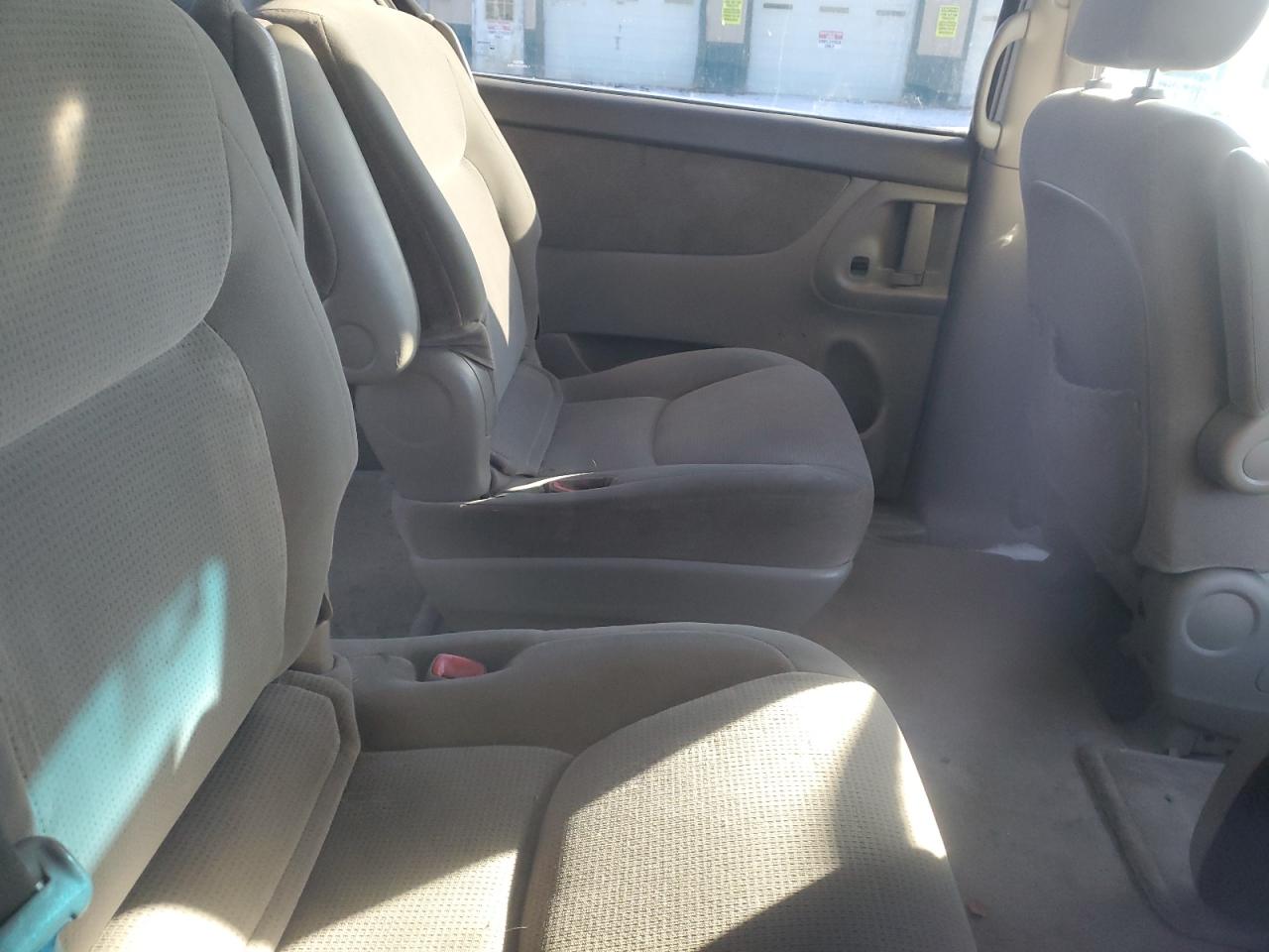 2004 Toyota Sienna - Image 11