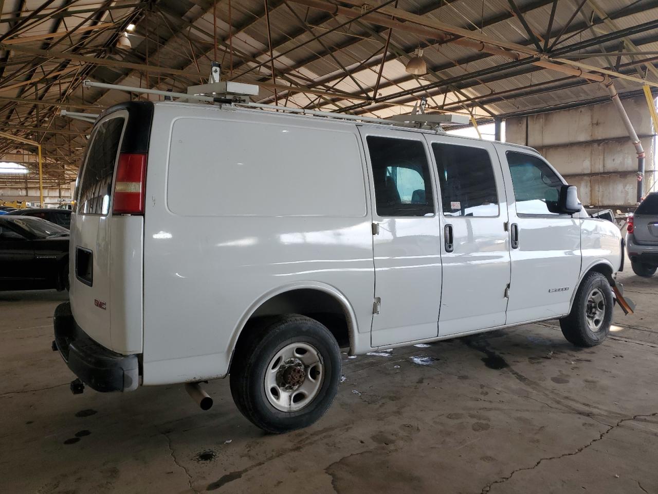 2004 GMC Savana - Image 3