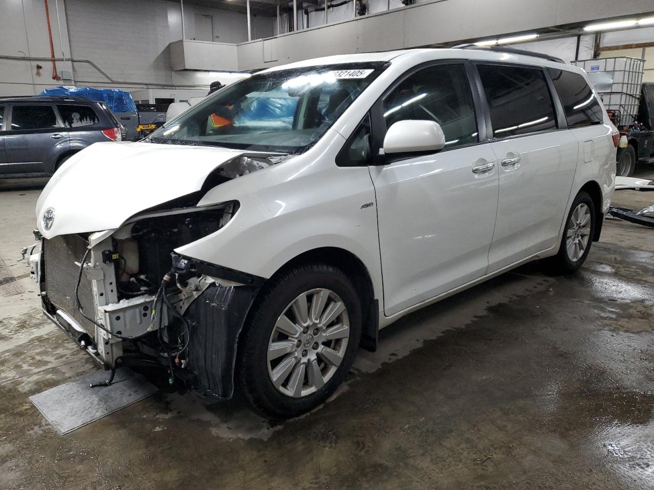 2017 Toyota Sienna Xle for Sale in Littleton, CO - Front End