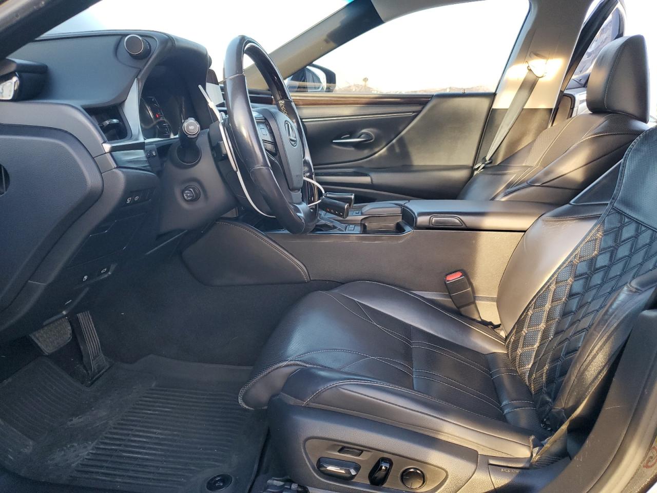 2019 Lexus ES - Image 7