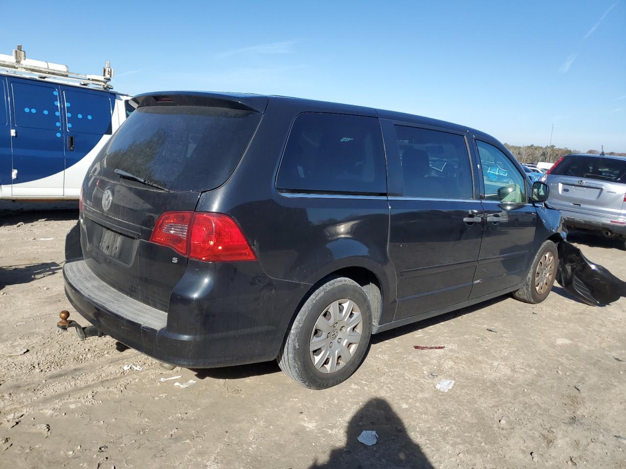 2013 Volkswagen Routan - Image 3