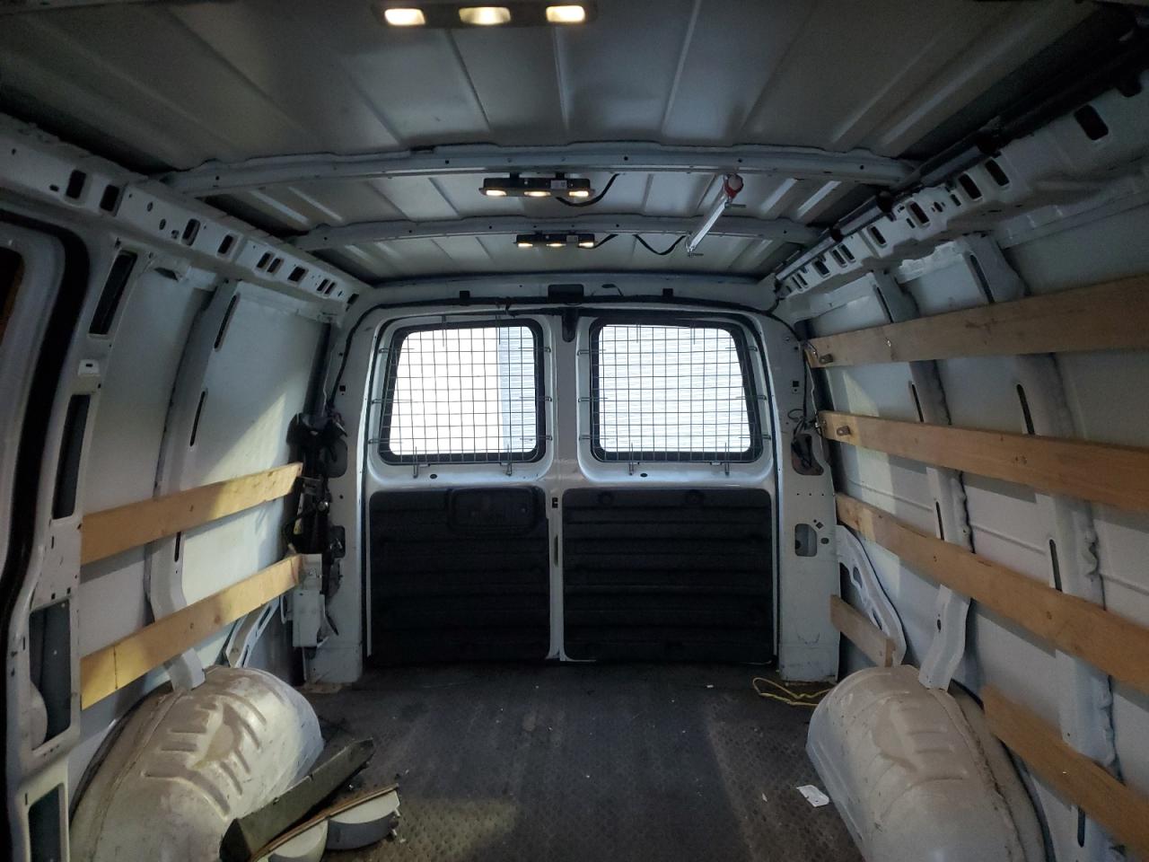 2016 GMC Savana - Image 10