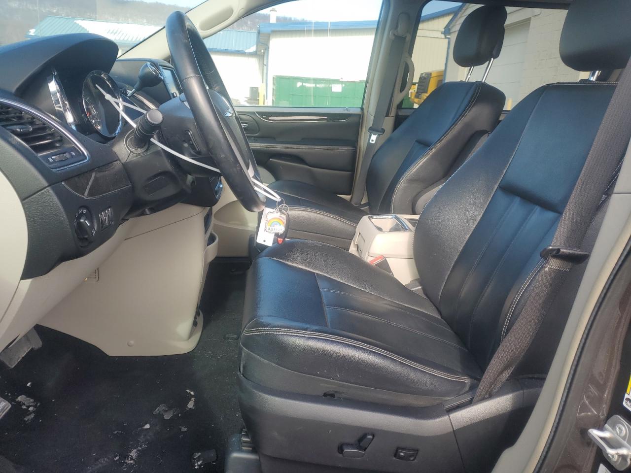 2016 Chrysler Town & Country - Image 7