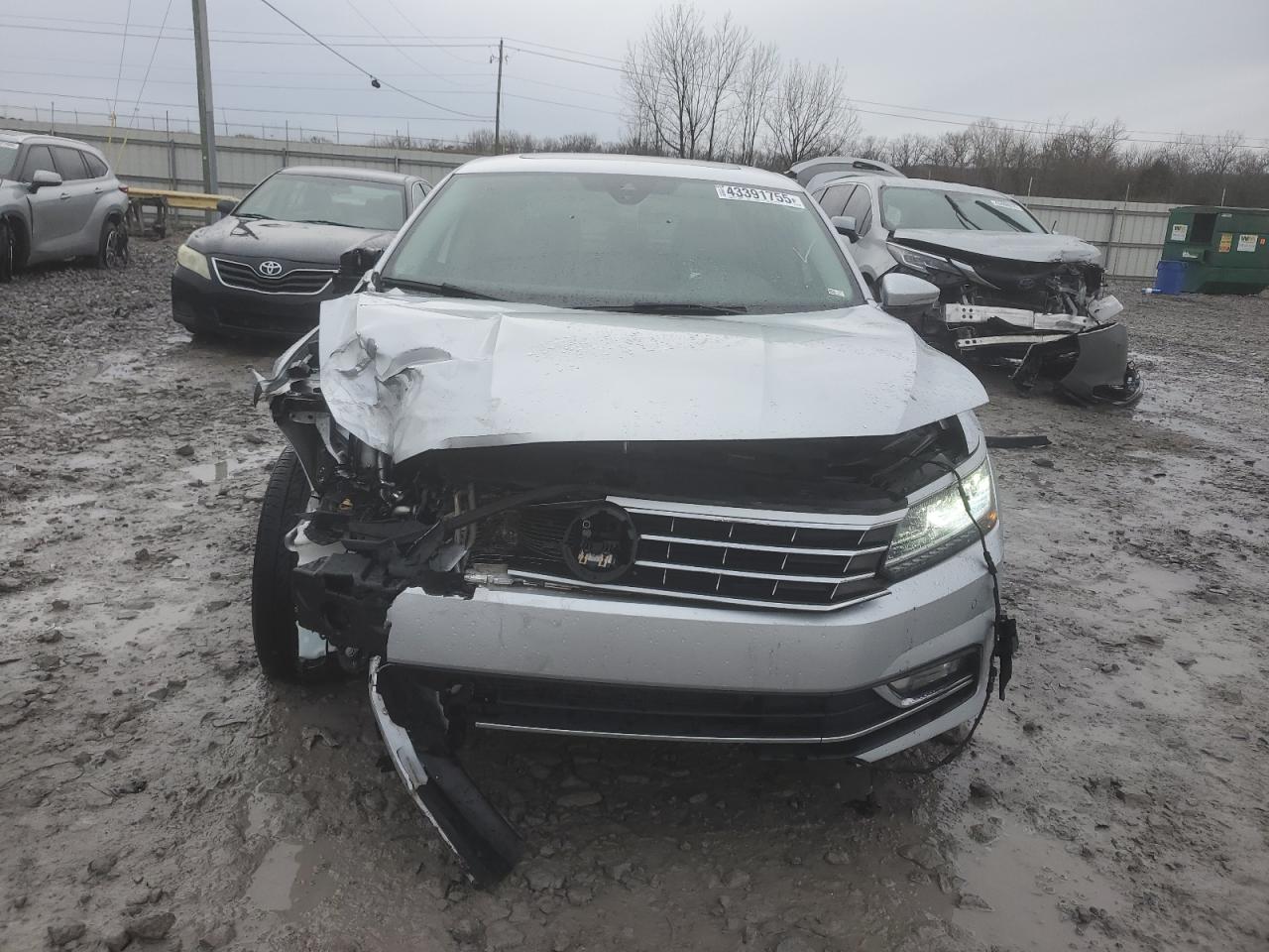 2017 Volkswagen Passat - Image 5