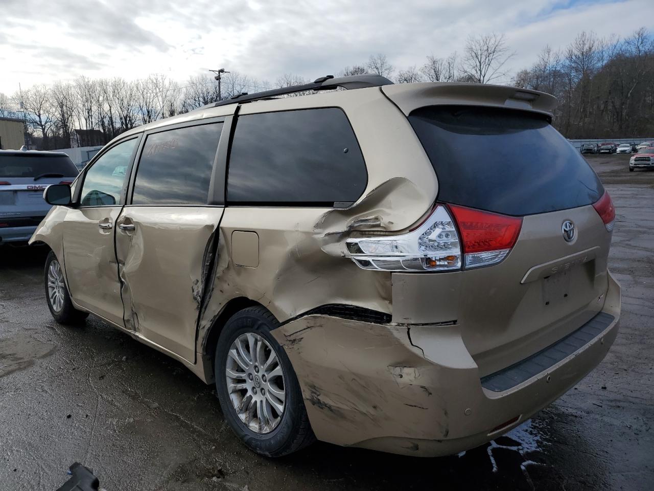2011 Toyota Sienna - Image 2