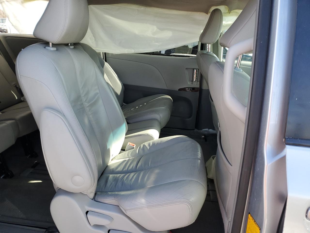 2011 Toyota Sienna - Image 12