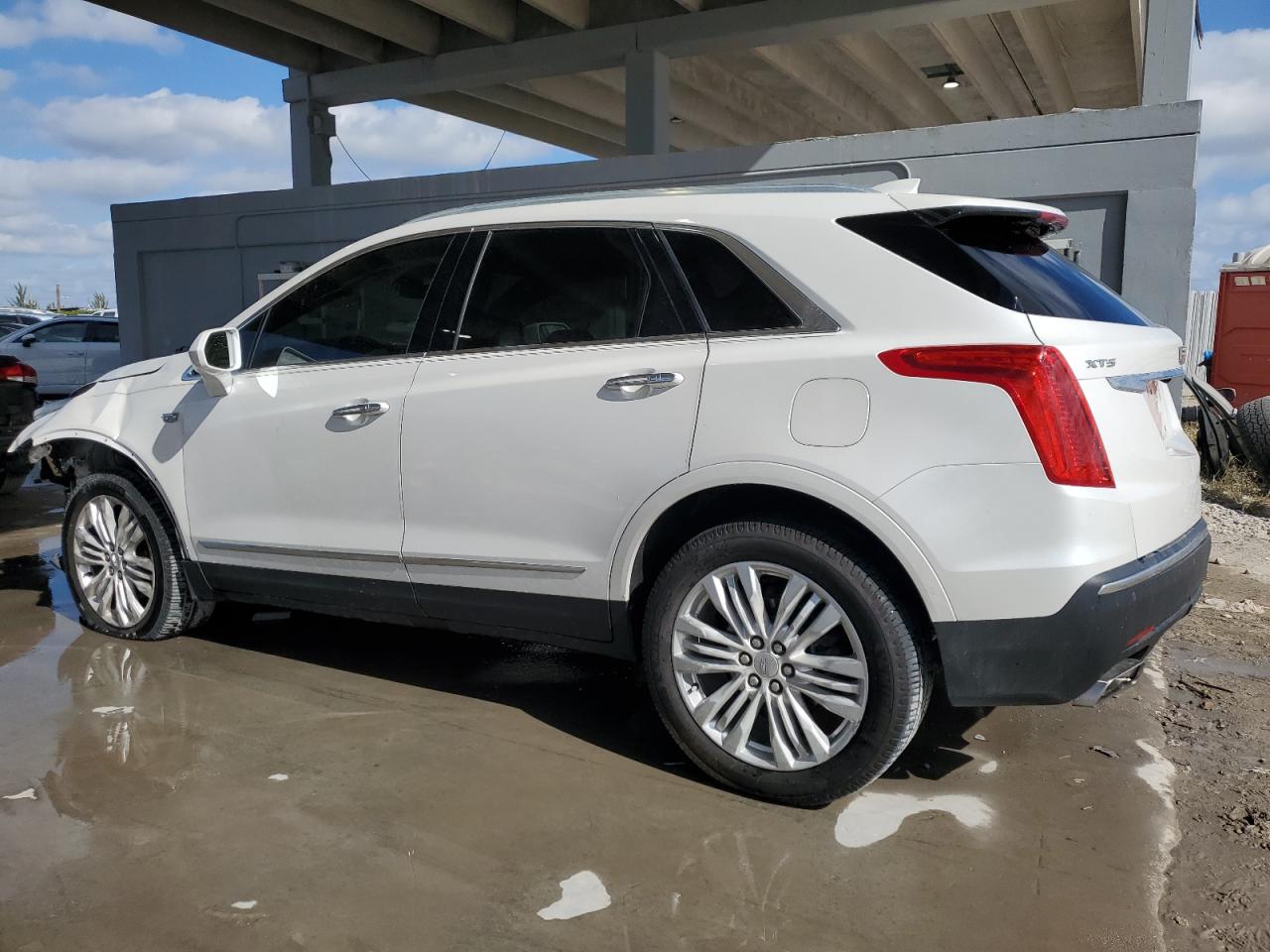 2018 Cadillac XT5 - Image 2