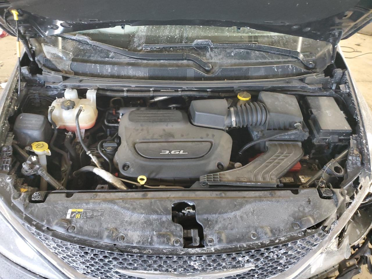 2017 Chrysler Pacifica - Image 12