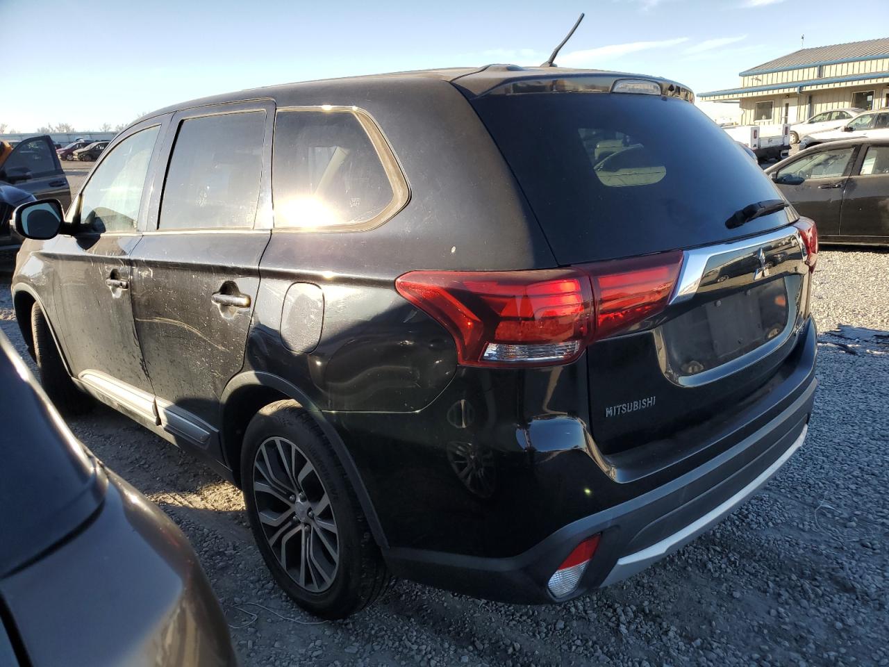 2016 Mitsubishi Outlander - Image 2