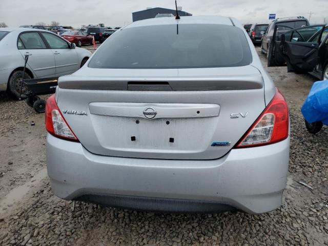 Sedans NISSAN VERSA 2016 Srebrny