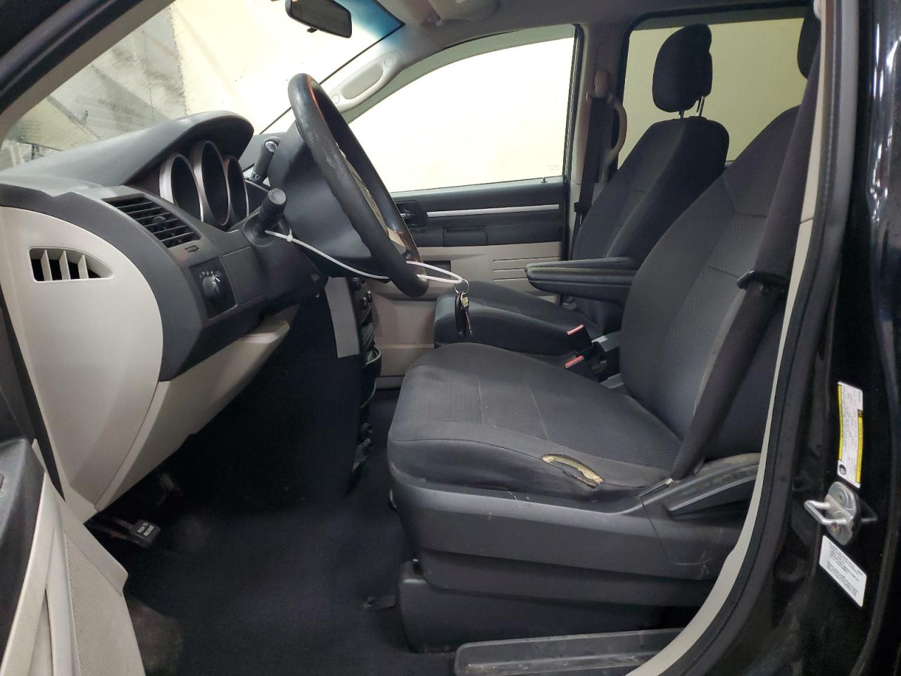 2010 Dodge Caravan - Image 7
