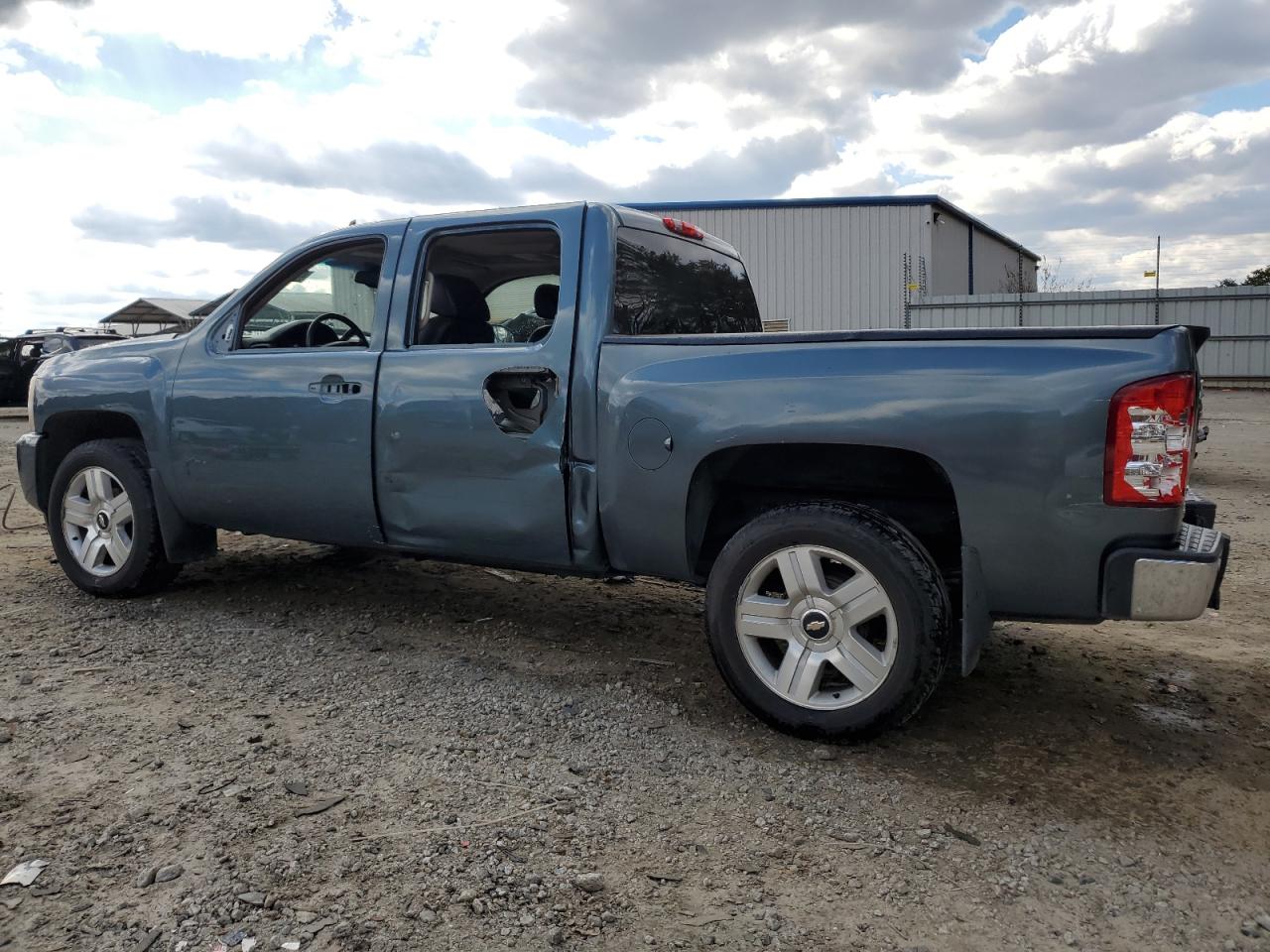 2007 Chevrolet Silverado - Image 2