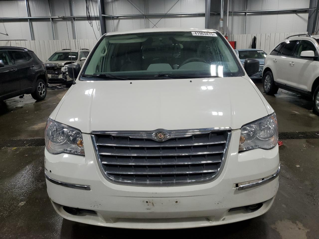 2009 Chrysler Town & Country - Image 5