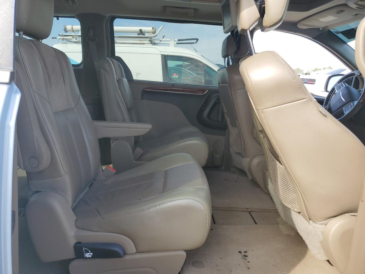 2013 Chrysler Town & Country - Image 11