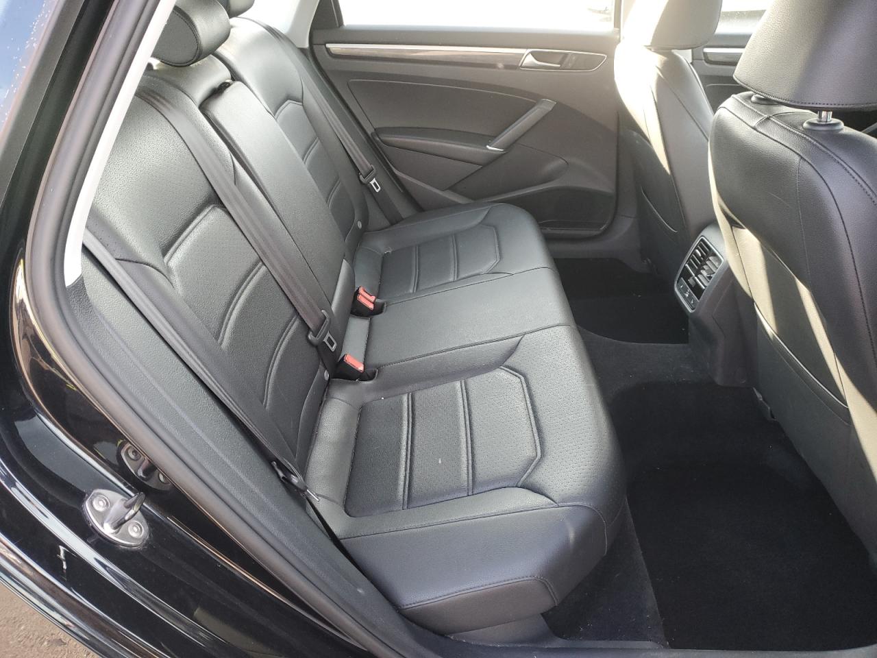 2017 Volkswagen Passat - Image 10